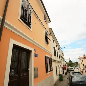 Old Town Rooms And Apartment Guest house
